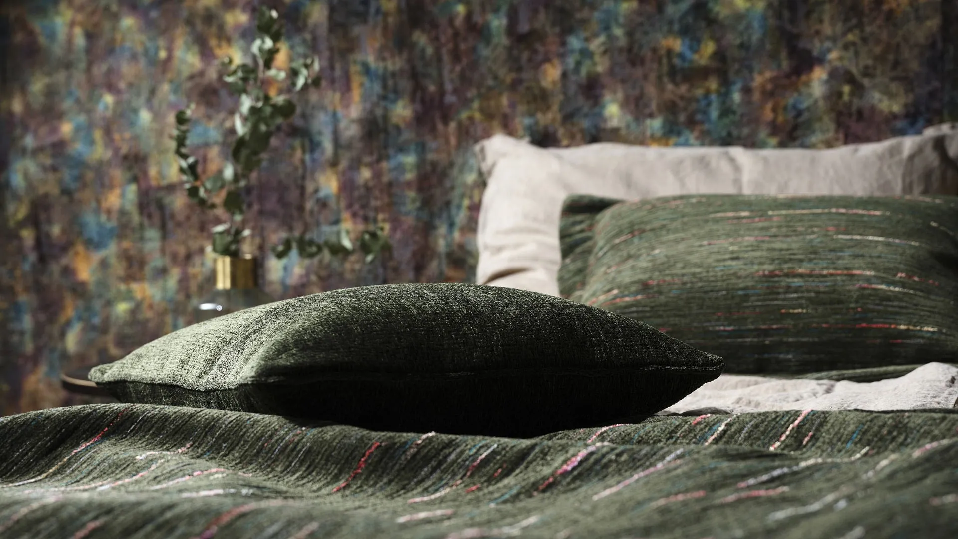 Heller Wohnraum mit gepolstertem Sofa und textilen Akzenten